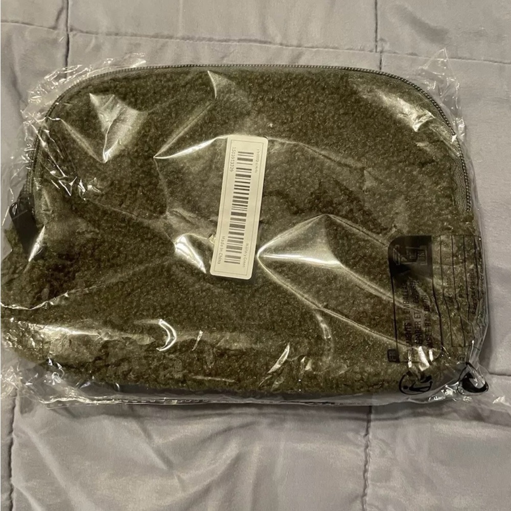 Women’s belt bag black fleece new with tags